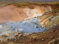 Farbige Erde umgibt das Seltún Solfatarengebiet - Reykjanes Halbinsel